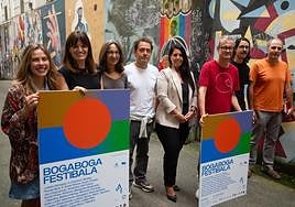 Representantes y organizadores del festival posan en la puerta de la sala Dabadaba.