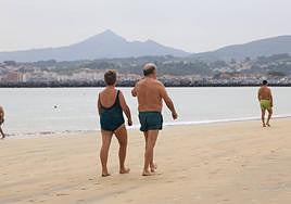 Una pareja pasea por la playa de Hondarribia este lunes.