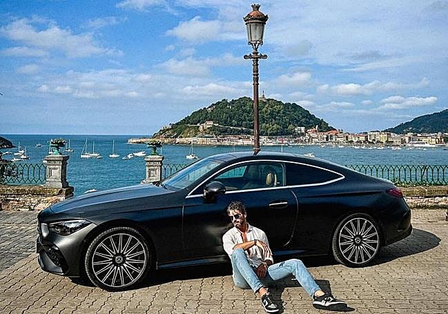 Sükrü Özyildiz, posa delante de un Mercedes en la campaña que la firma ha realizado en Donostia.