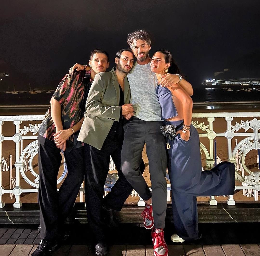 El actor Sükrü Özyildiz, con camiseta gris, en la barandilla de La Concha con tres amigos en la noche del sábado.