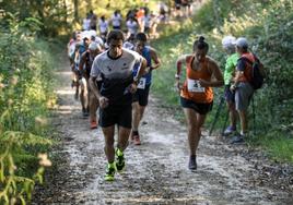 Participantes de las prueba del pasado año ascienden por una de las primeras rampas.