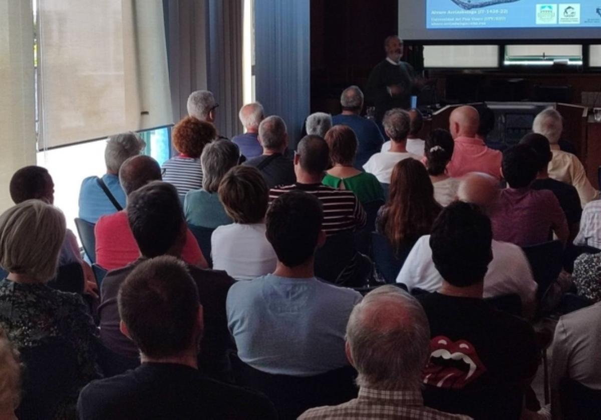 Asistentes a la charla que abrió el ciclo sobre prehistoria en junio.