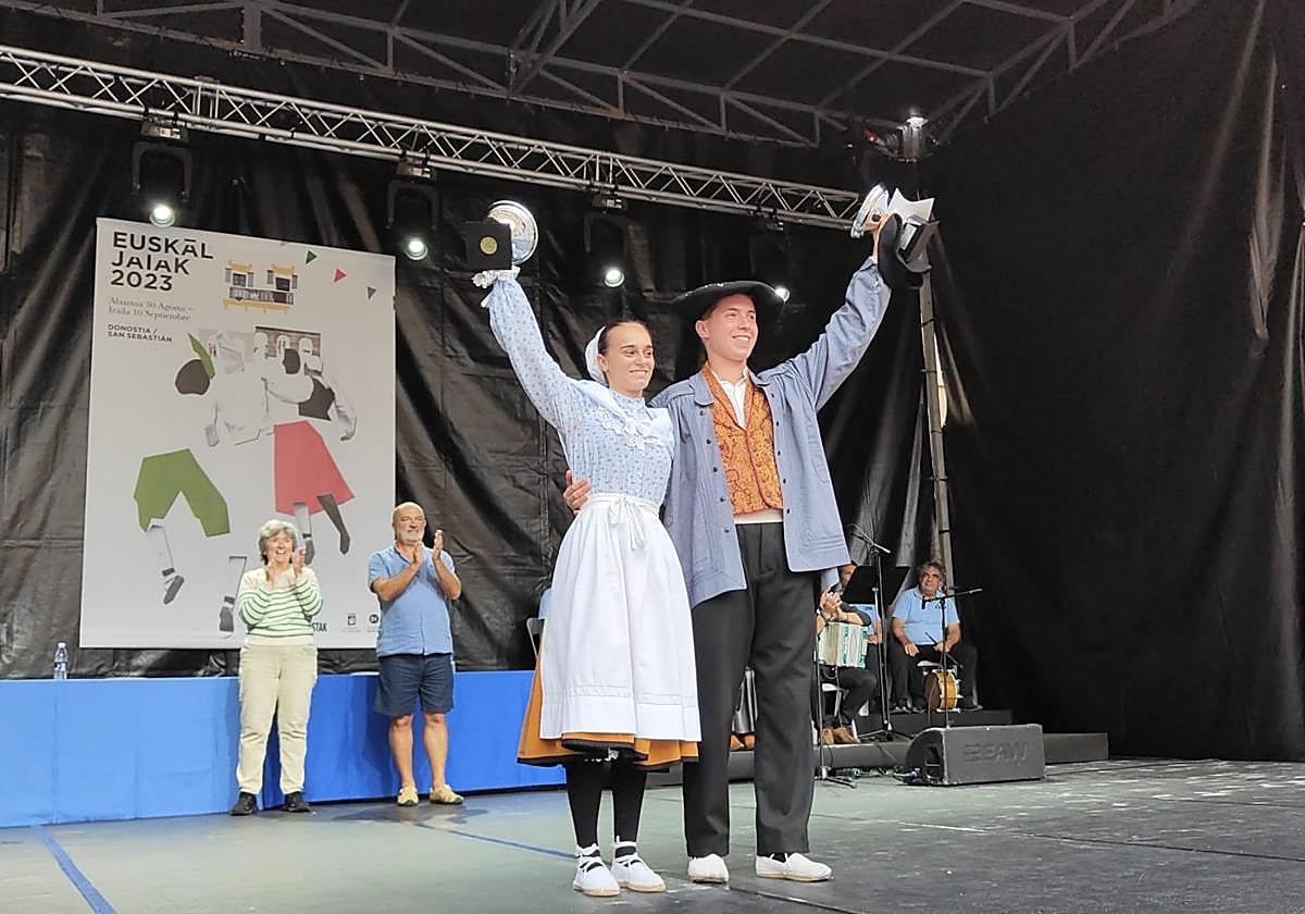 Los ganadores, Maren Galvez y Gorka Granado, saludan al público.