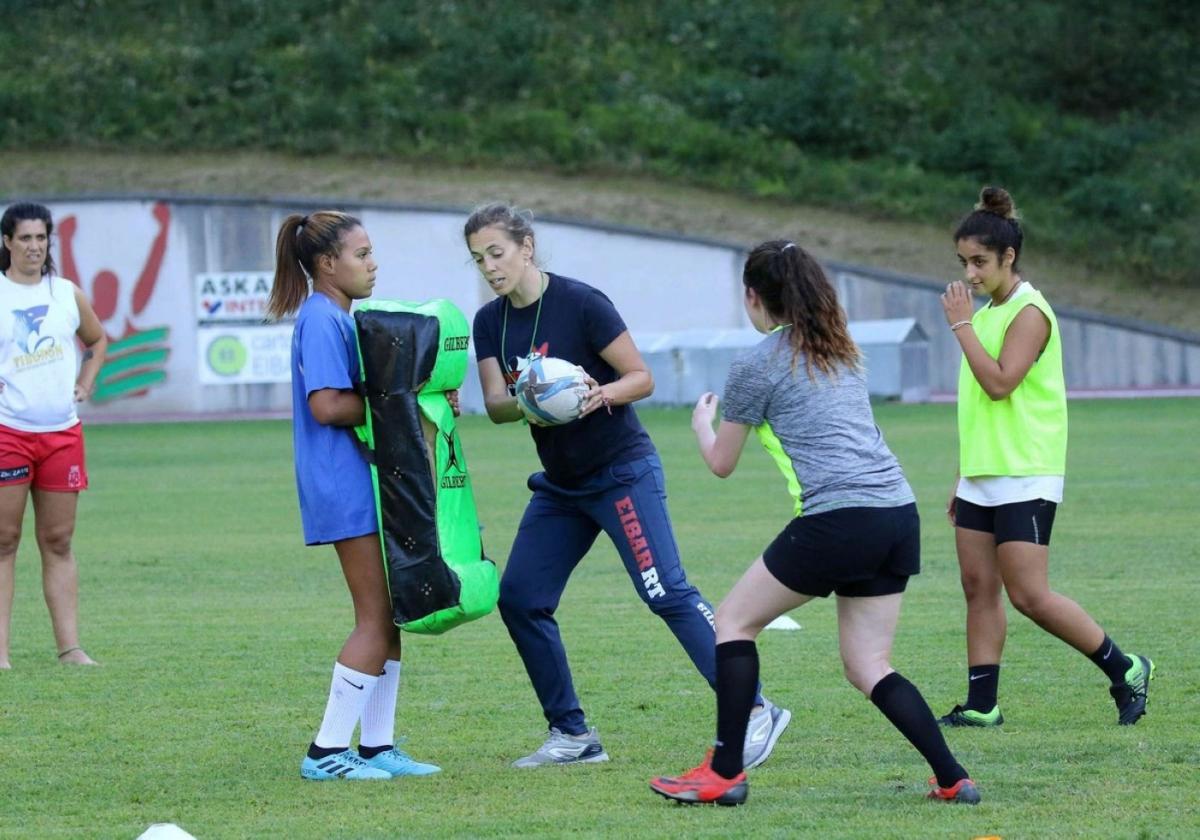 La entrenadora Cristina Guntín explica algunas acciones a sus jugadoras en Unbe.