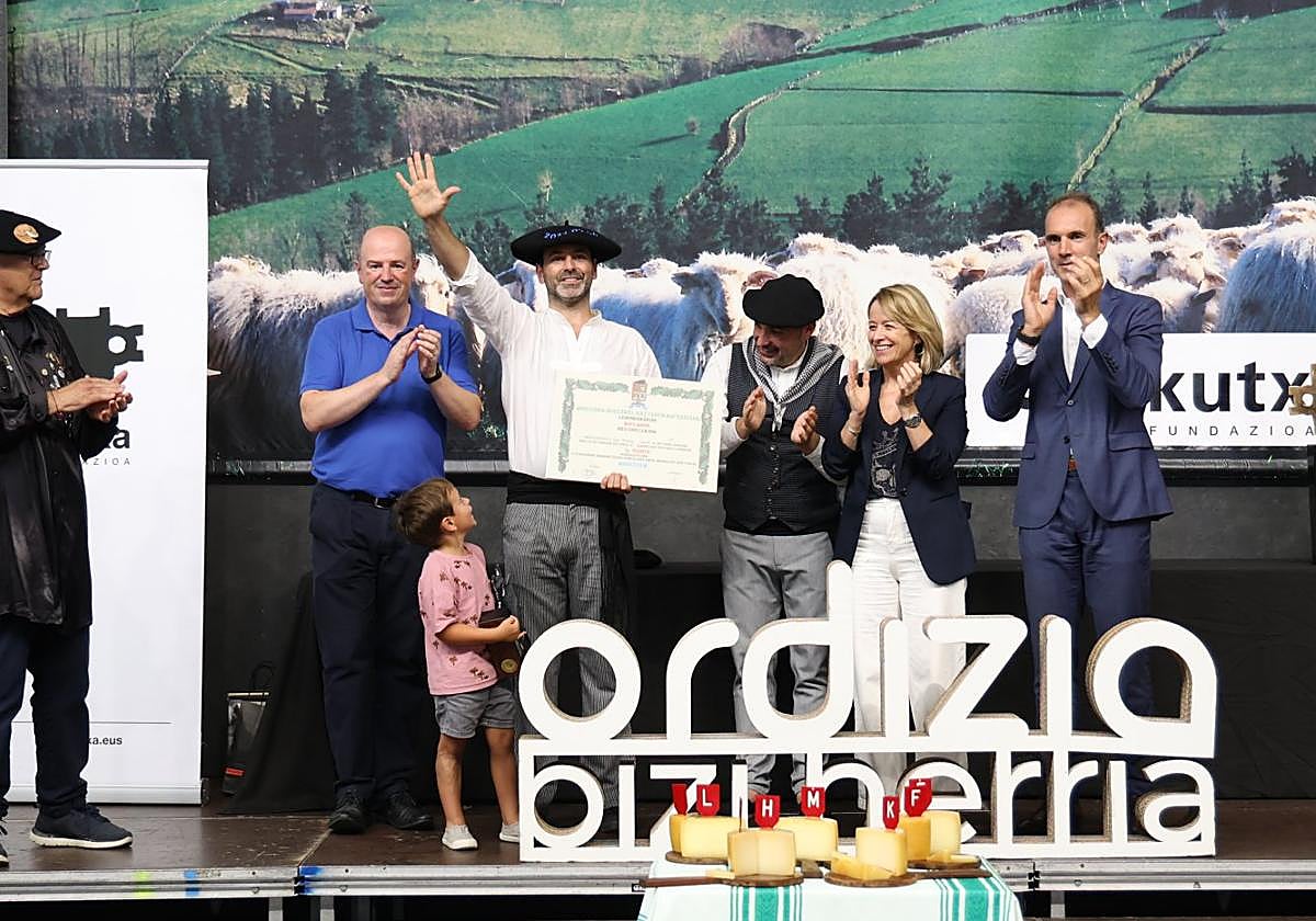 Bittor Oroz, Eneko Goiburu, su hijo, Adur Ezenarro, Maider Mendoza y Ander Aizpurua.