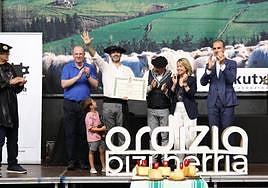 Bittor Oroz, Eneko Goiburu, su hijo, Adur Ezenarro, Maider Mendoza y Ander Aizpurua.