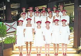Las cantineras, juntas, posan justo antes del desfile de presentación de este miércoles por la noche.