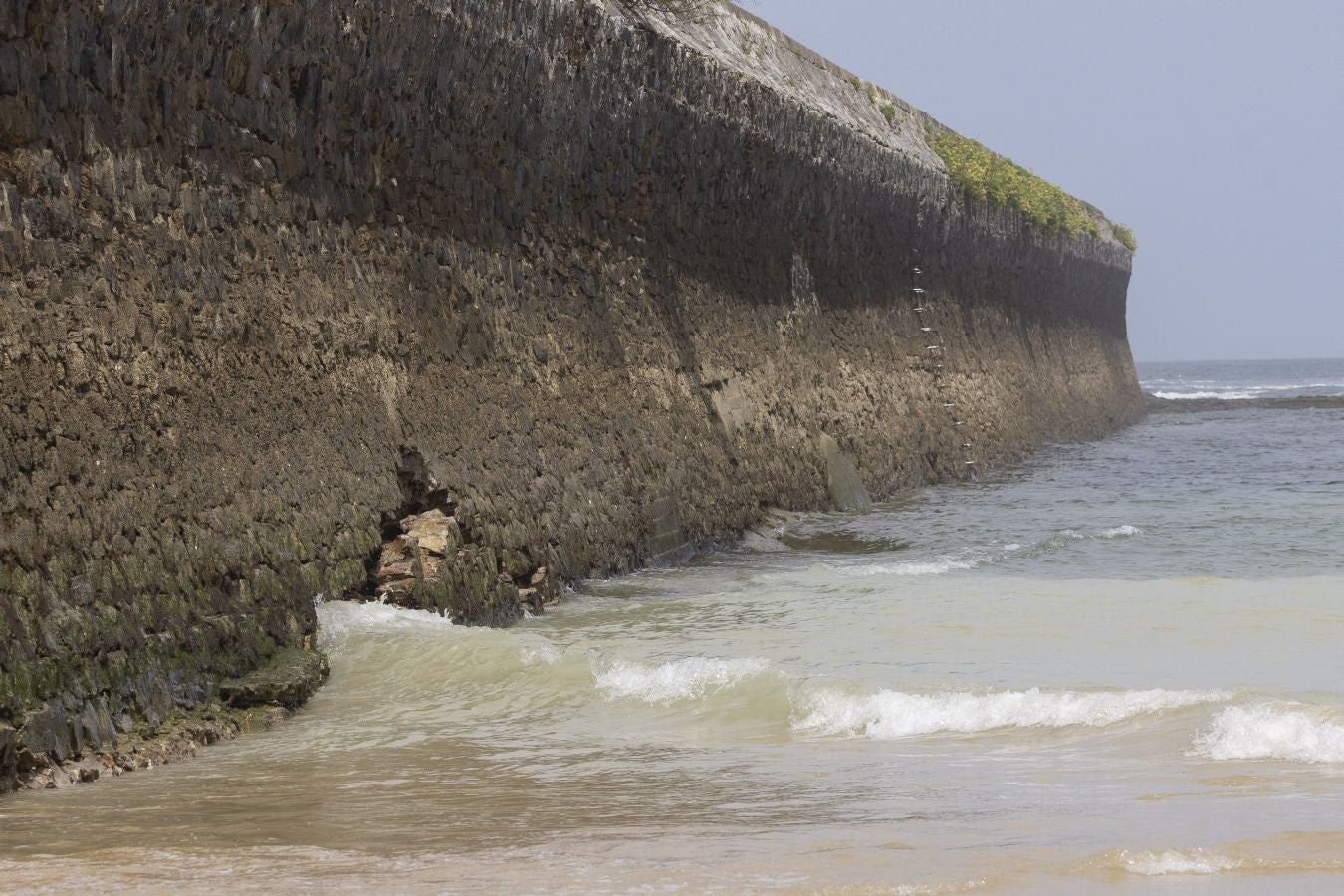 Una grieta de 18 metros amenaza el muro del Tenis