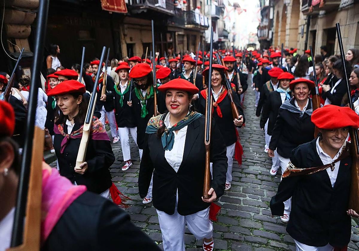 La compañía Jaizkibel a su paso por la calle Mayor de Hondarribia.