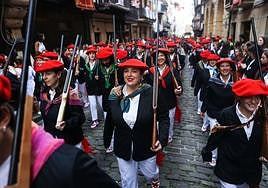 La compañía Jaizkibel a su paso por la calle Mayor de Hondarribia.