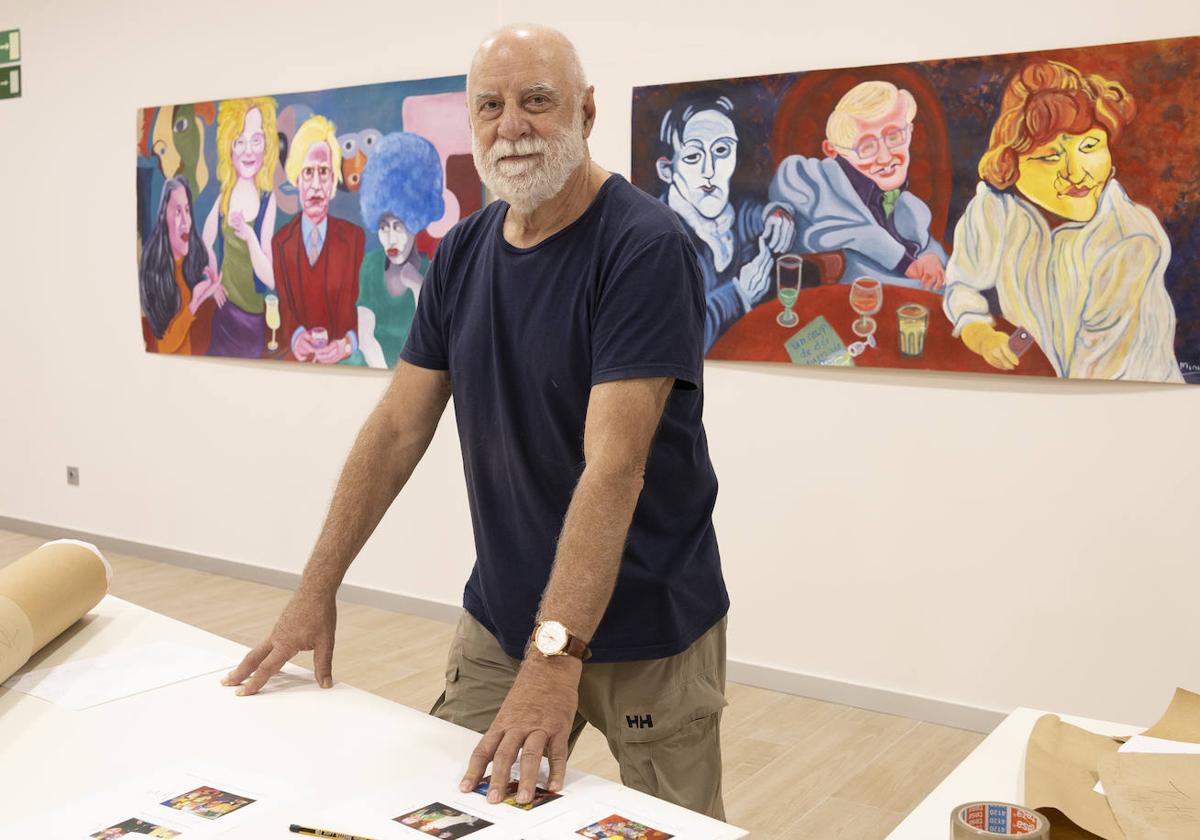 Javier Mina posa frente a dos de las pinturas que muestra en la exposición 'Café de la Gare', en la casa de cultura Ernest Luch.