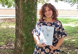 Idurre Eskisabel, Kontseiluko lehendakaria, txostena eskuetan duela.