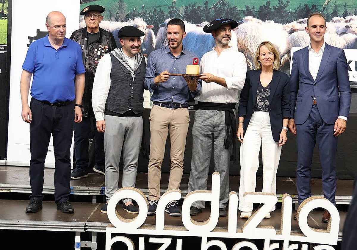 El medio queso ganador del concurso de Ordizia ha sido subastado por 3.550 euros, el precio más bajo desde que entró el Euro.
