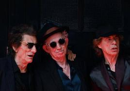 Ron Wood, Keith Richards y Mick Jagger, a la entrada del teatro Hackney Empire.