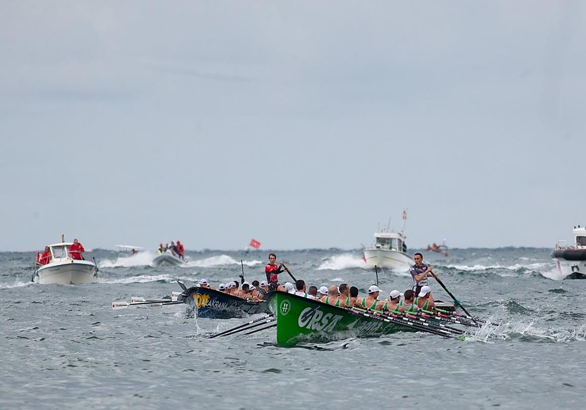 Gorka Aranberri y IosebaAmunarriz patroneando aUrdaibai y Hondarribiadurante una regata.