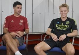 Mikel Arteta y Martin Odegaard, sonríen en el vídeo que ha subido el Arsenal a sus redes.