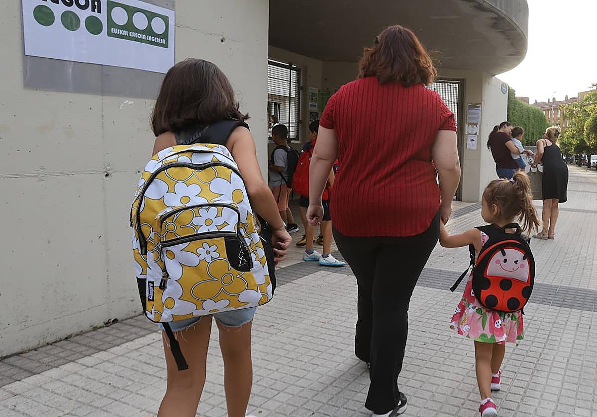 Dos niñas entran al Hegoa Ikastetxea de Intxaurrondo en la vuelta al colegio.