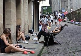 Decenas de jóvenes reservando su puesto para ver mañana el paso del Alarde en Hondarribia.