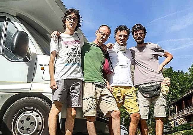 Enrico, en una parada en los pirineos, mientras regresa a su casa en Italia junto a sus hermanos.