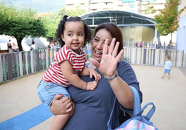 Fátima, tras recoger a su hija Aisha en su primer día de colegio