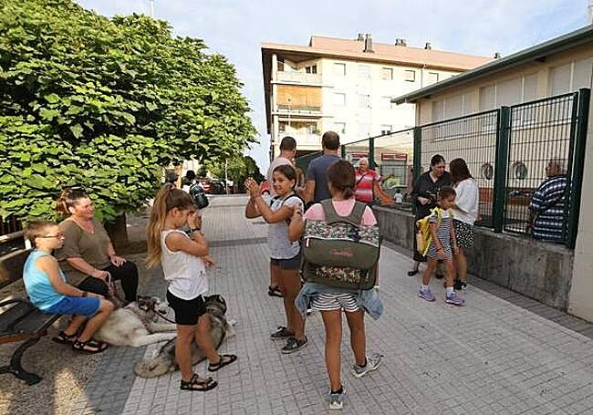 Aitziber Juanikorena, con sus hijos Sustrai (4º) y Edurne (5º) y sus huskies