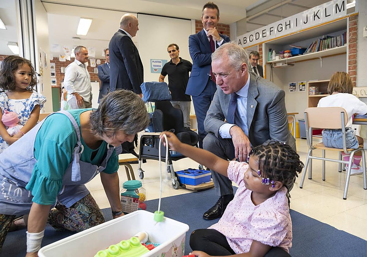 El lehendakari Iñigo Urkullu, hablando con una profesora en el una clase de Infantil.