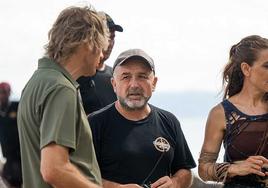 Joxan Goñi, director de El Conquistador, en un momento de la grabación con sus dos presentadores, Julian Iantzi y Raquel Sánchez Silva.