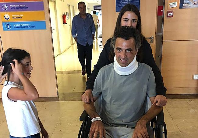 Enrico, mientras estaba recuperándose en el Hospital Donostia, acompañado de sus hijas.