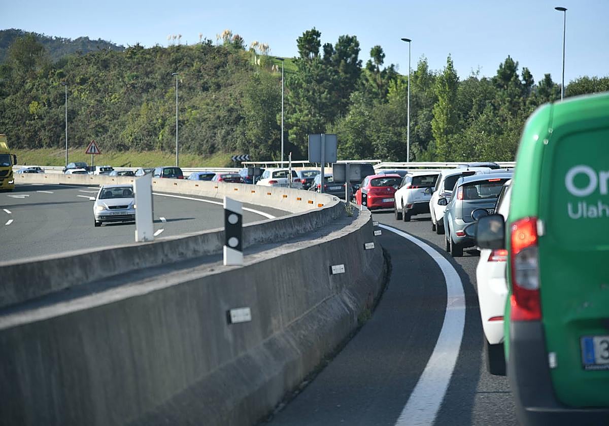 Atasco kilométrico en la AP-8 dirección Bilbao a la altura de Orio.