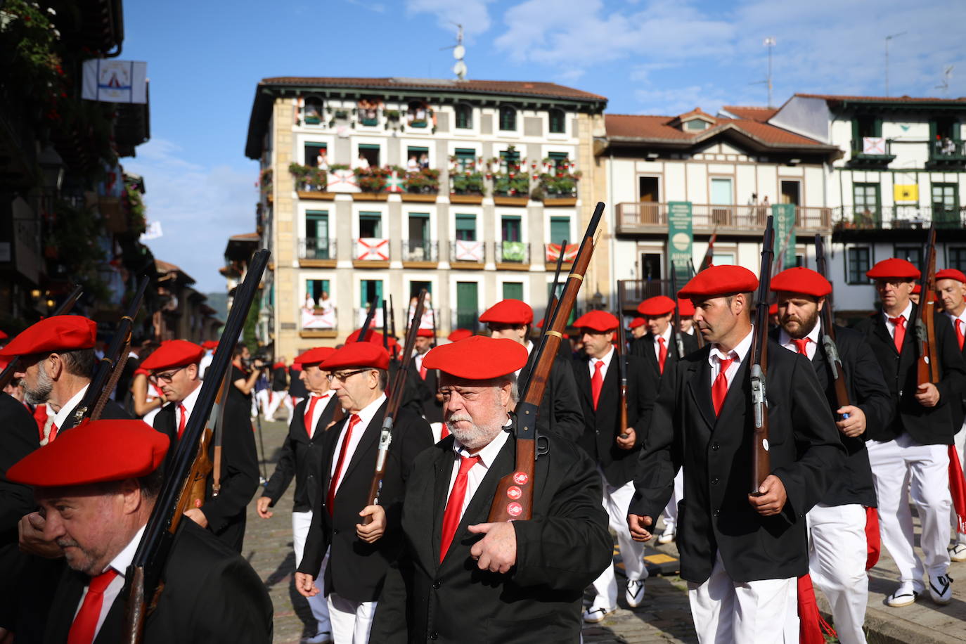 El Alarde de Hondarribia recorre las calles