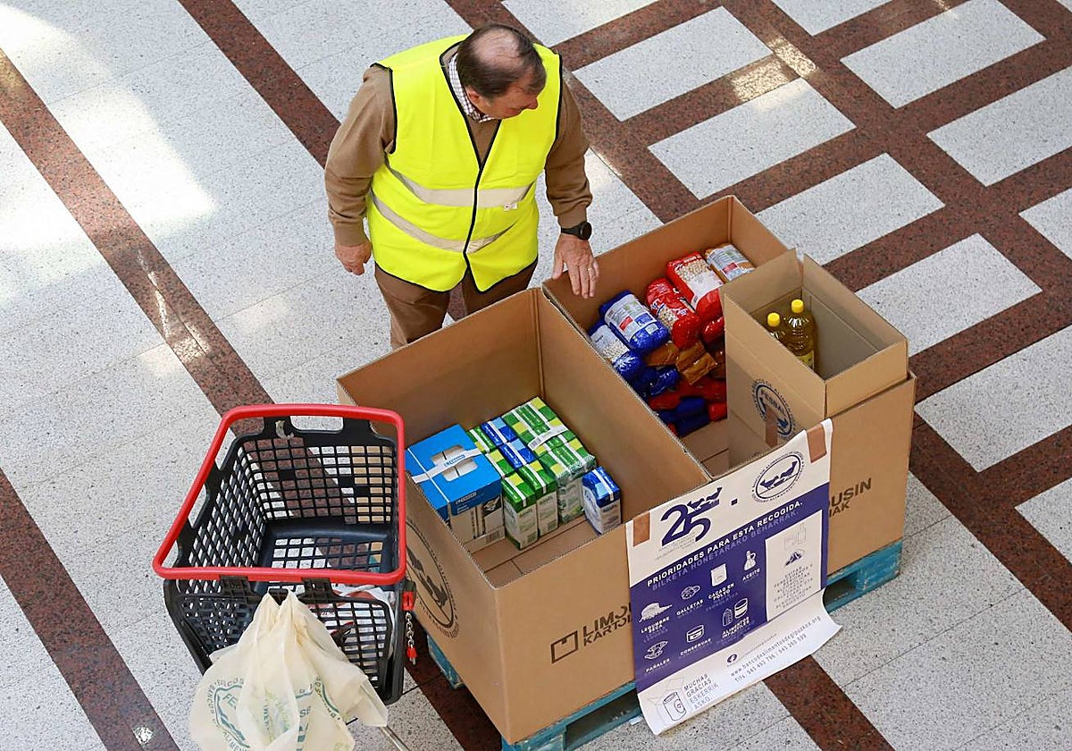 Un voluntario del banco de alimentos ordena los productos para repartir entre asociaciones.