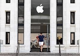 Un hombre sale de una tienda de Apple en Washington D.C.