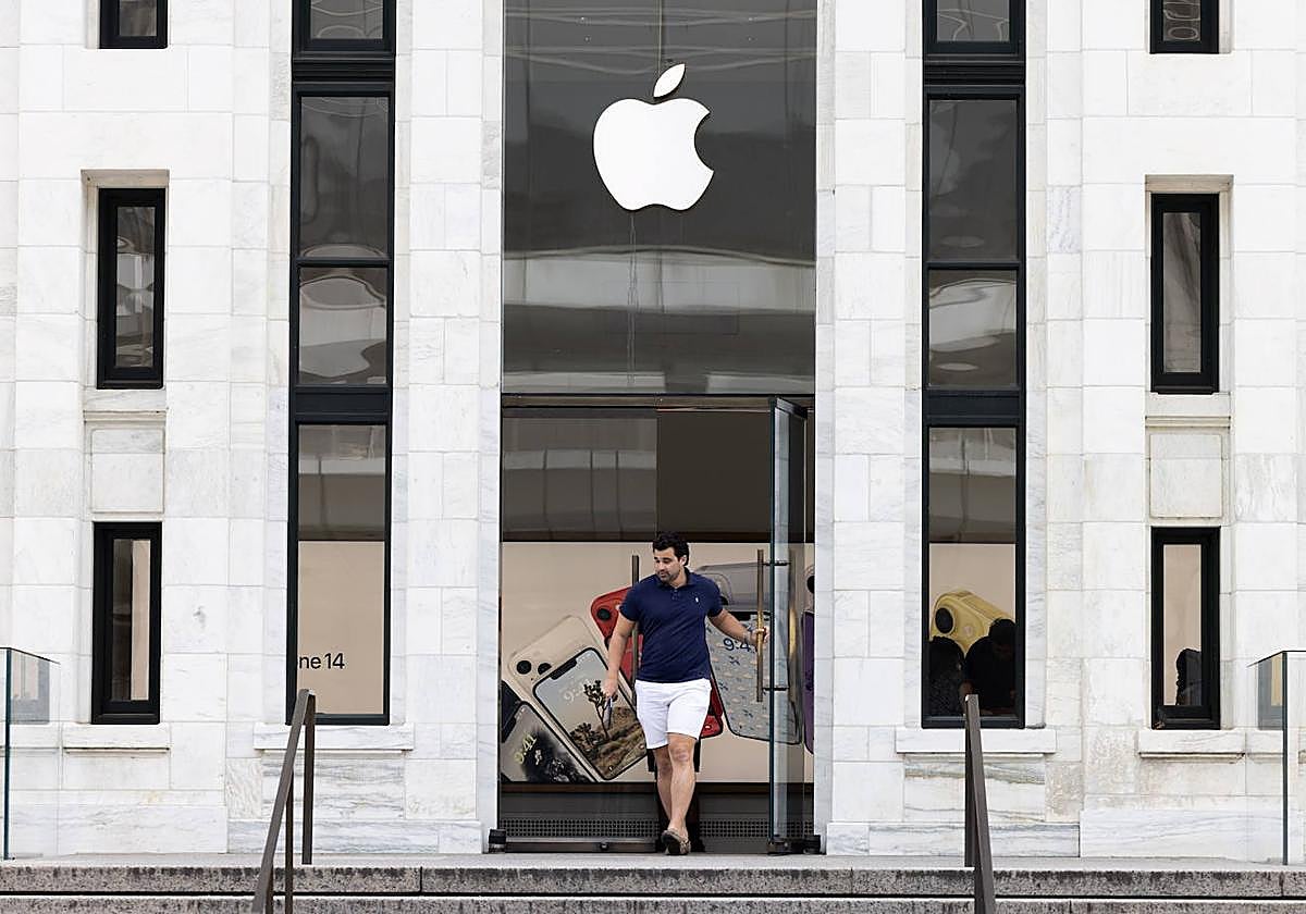 Un hombre sale de una tienda de Apple en Washington D.C.