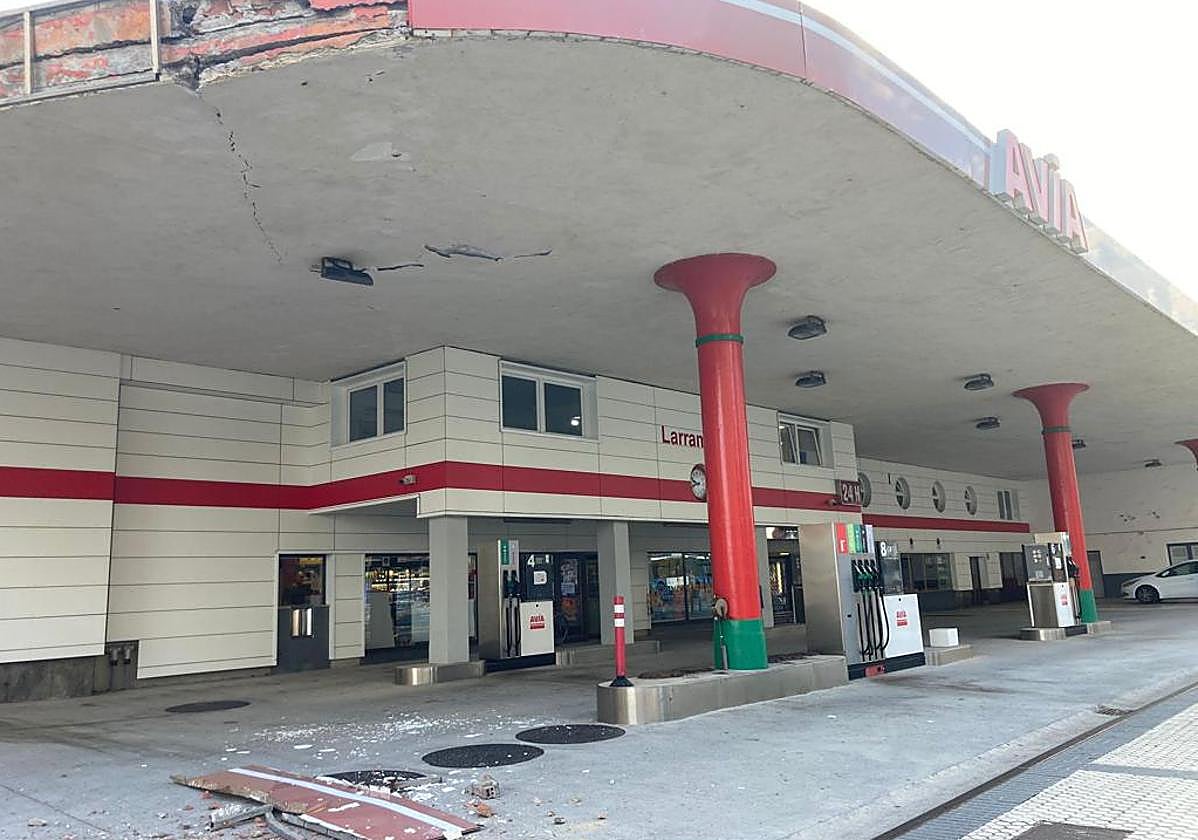 Parte del techo de la estación de servicio de la Avenida de Navarra se ha derrumbado.