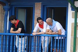 Unai Emery en el balcón de una de las viviendas de la plaza de Armas.