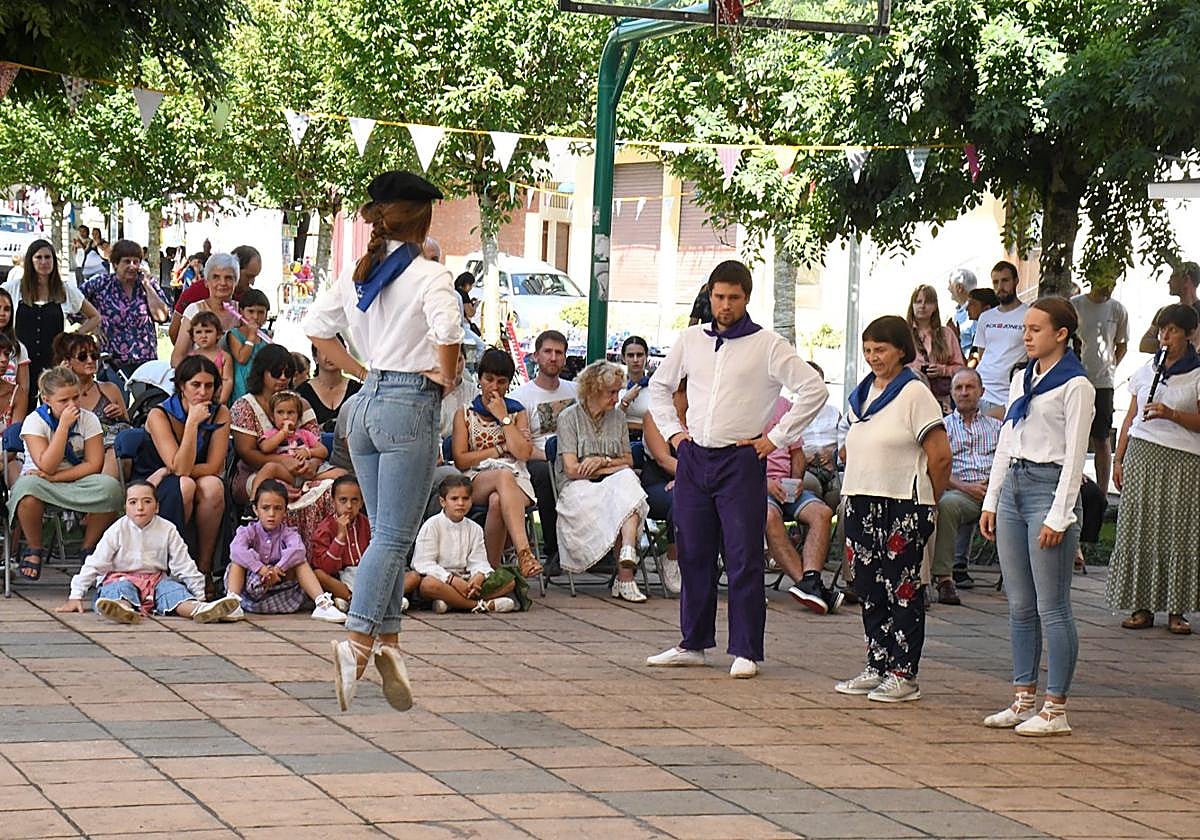 Lizartzako gazteek dantza-soka eskaini zuten eguerdian eta ondoren, dantza emanaldia izan zen Otsolar Dantza taldeko kideen eskutik.