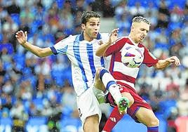Arsen Zakharyan disputa un balón con Bryan Zaragoza en el partido entre la Real y el Granada.