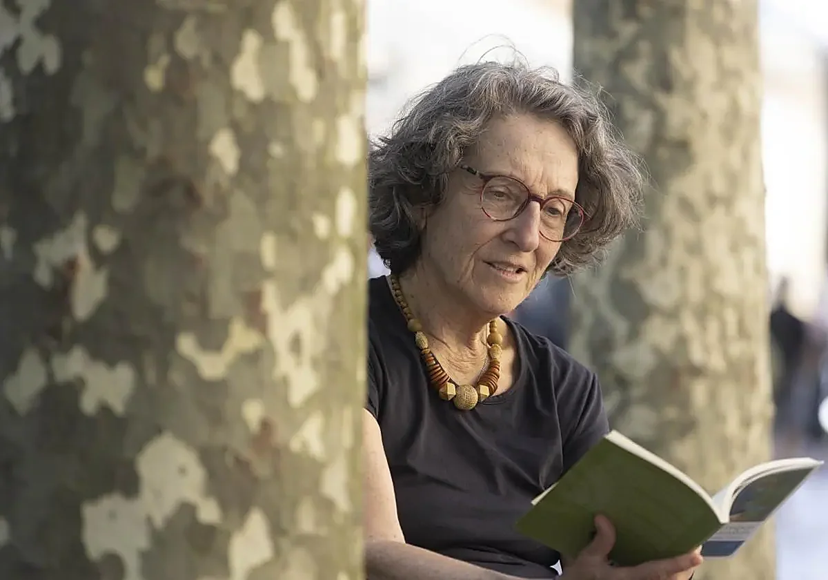 La escritora Julia Otxoa, con un ejemplar de 'El hombre del espejo.