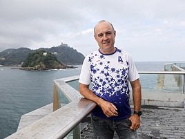 Juan Mari Etxabe posa en la terraza del Aquarium enfundado en la elástica de Arraun Lagunak.