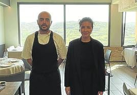 Ruben y Mayra, artífices de Casa Tomás, en el comedor.