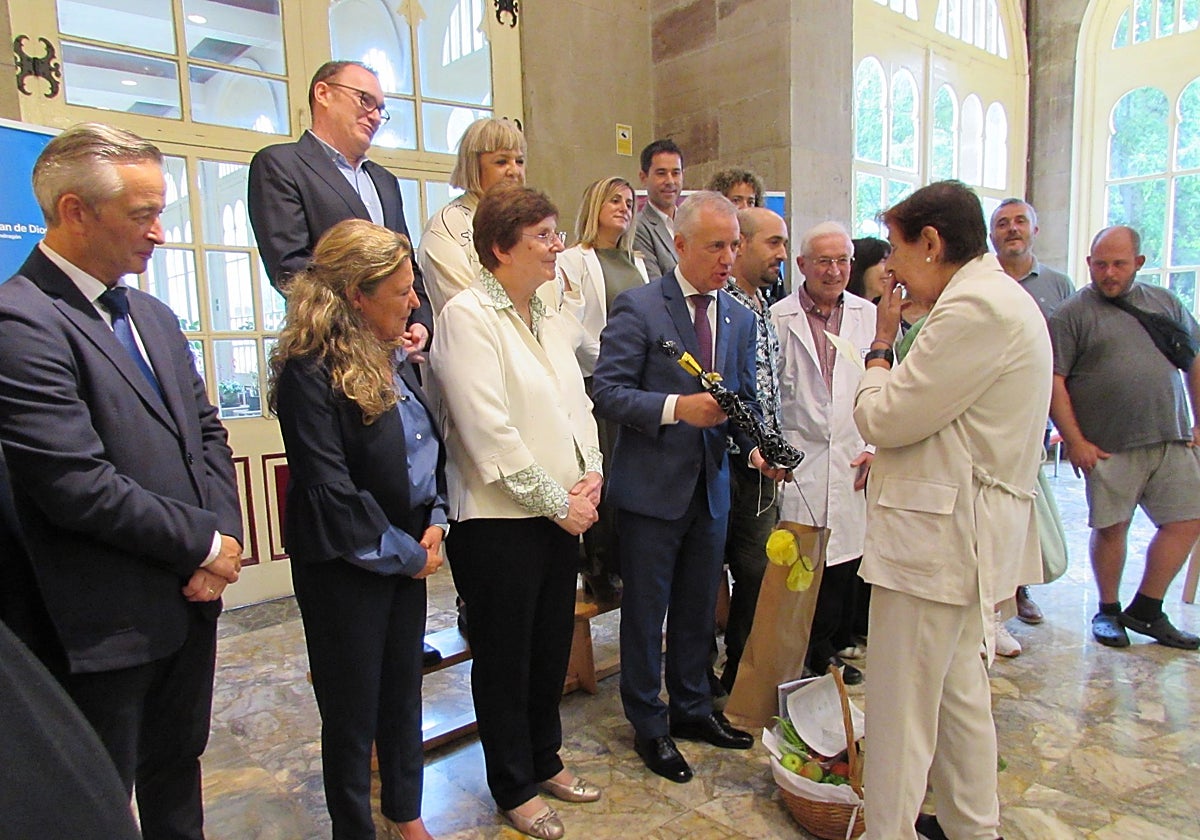 El lehendakari recibe un obsequio durante su visita al hospital psiquiátrico de San Juan de Dios esta mañana