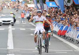 Remco Evenepoel entra en meta por delante de Pello Bilbao en la pasada Clásica de San Sebastián.