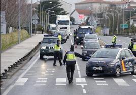 Control policial en la frontera entre Irun y Francia.