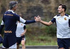 Imanol y Oyarzabal chocan sus manos en el inicio del entrenamiento de ayer en Zubieta.
