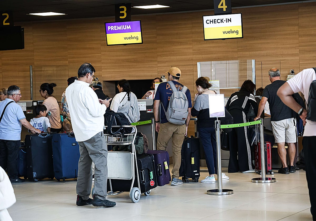 Pasajeros hacen cola para facturar en el aeropuerto de Hondarribia.