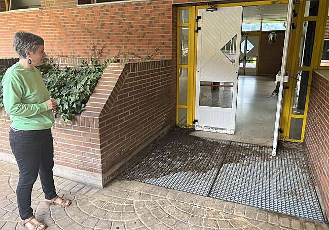 Restos de barro a la entrada del polideportivo de Unbe en Eibar