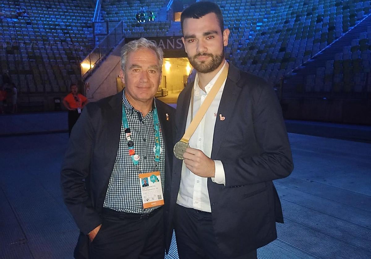 Garikoitz Mujika posa con la medalla de oro junto a su profesor y preparador Aitor Ibarguren.