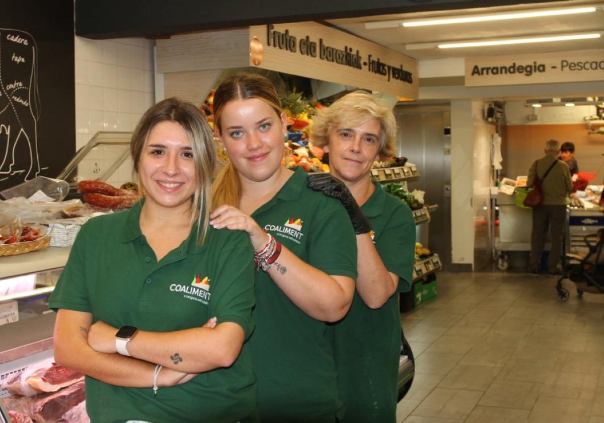 Tres trabajadoras de la Cooperativa de Consumo, ayer en la renovada planta baja del establecimiento.