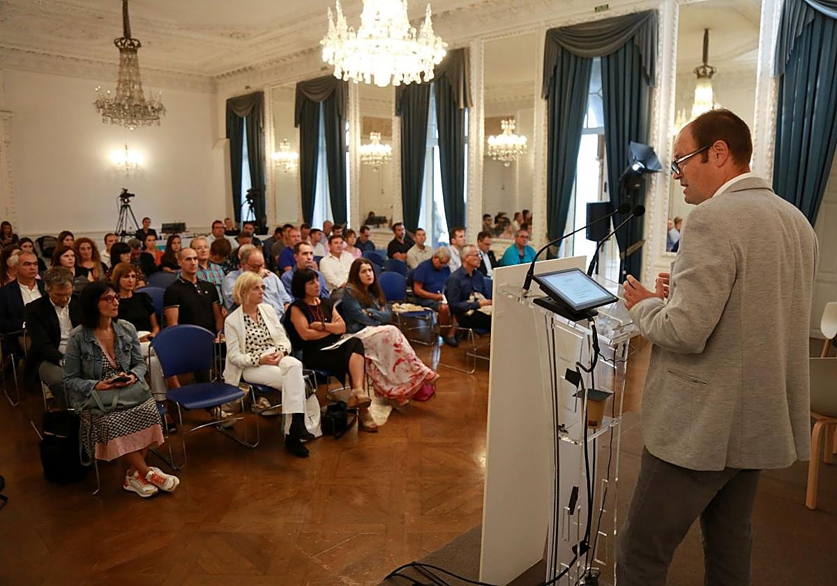 Landa, en un momento de su charla ayer en el Palacio de Miramar.