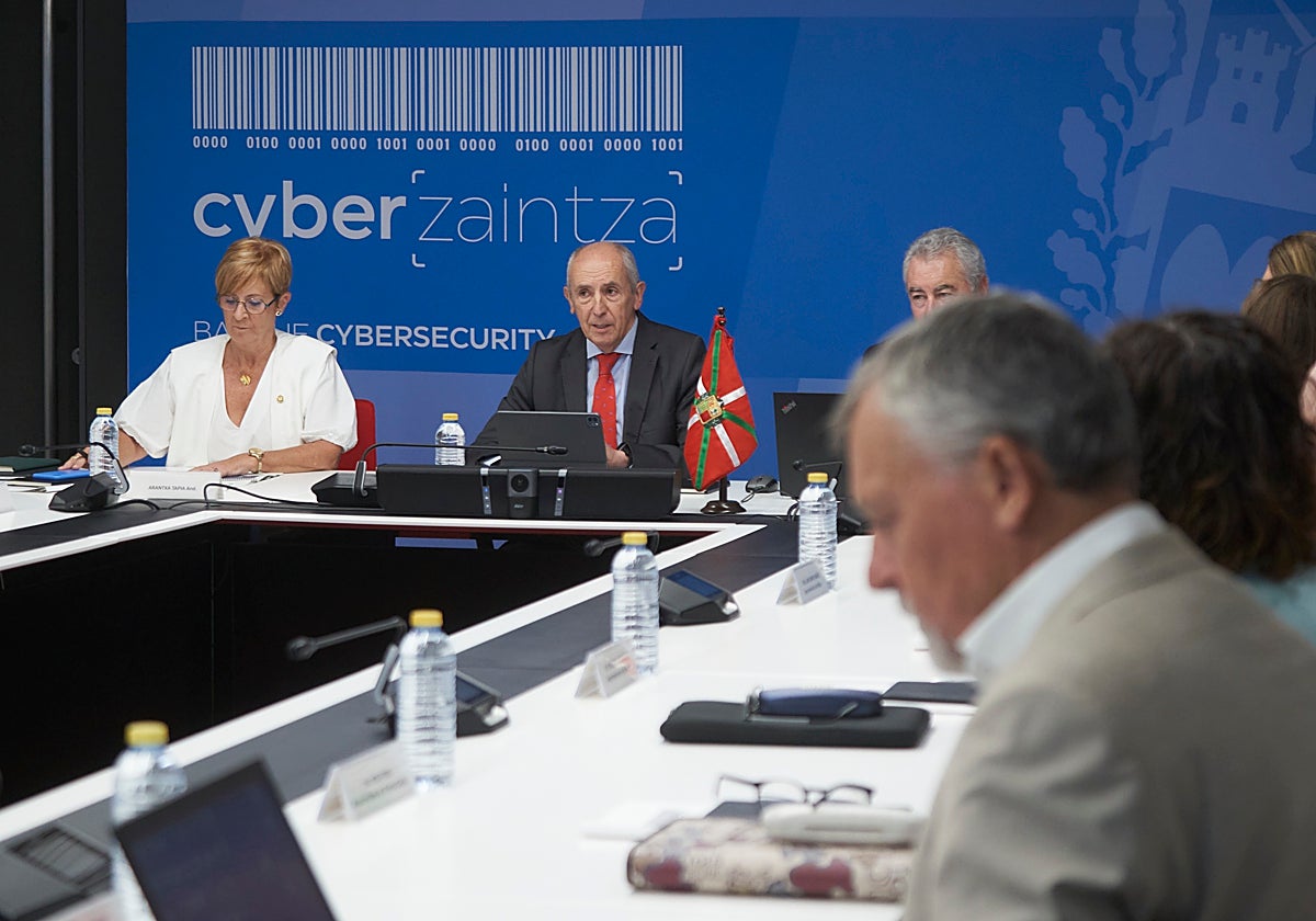 Arantza Tapia y Josu Erkoreka han encabezado la primera reunión de Cyberzaintza.